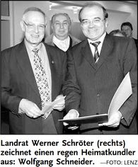 Landrat Werner Schröter (rechts) zeichnet einen regen Heimatkundler aus: Wolfgang Schneider. (Quelle: DIE RHEINPFALZ - 23.02.2006 | Text: bmx | Foto: Lenz)
