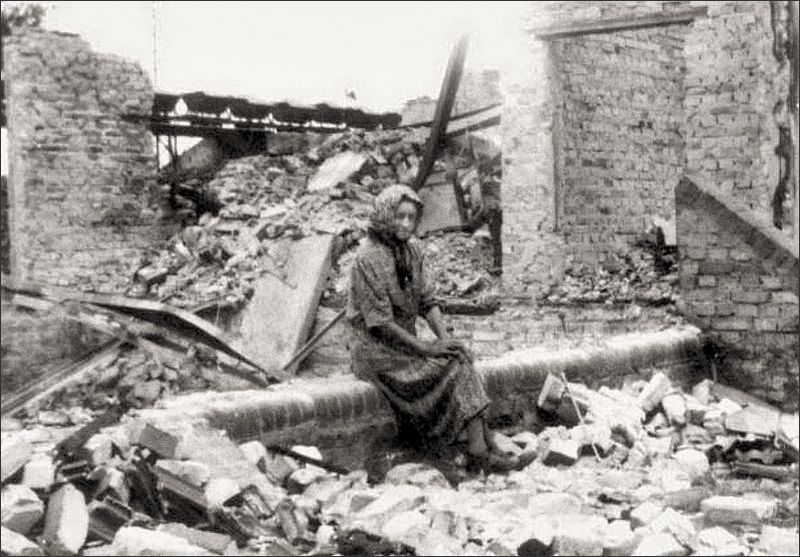 Nach dem Luftangriff vom 10. August 1943: Eine Altriperin in den Trümmern ihrer ausgebombten Werkswohnung bei der Firma Baumann.