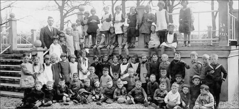 Der Fest- und Spielplatz wurde gerne von Lehrern mit ihren Schulklassen aufgesucht. Auf dem Bild aus dem Jahr 1931 ist eine Schulklasse zu sehen vor der Tanz- und Festbühne im Waldpark. 