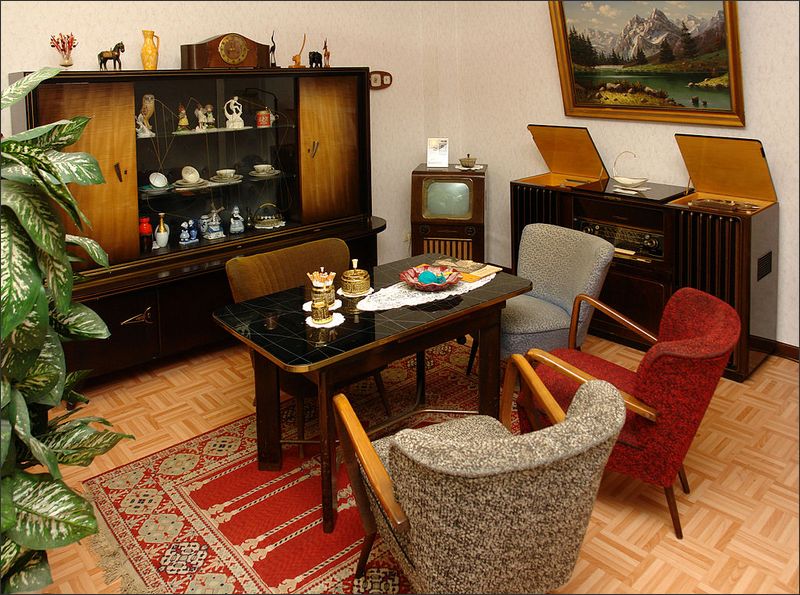 Ein typisches Wohnzimmer in den 1950er Jahren mit gehobene technischer Ausstattung (Quelle: commons.wikimedia.org)