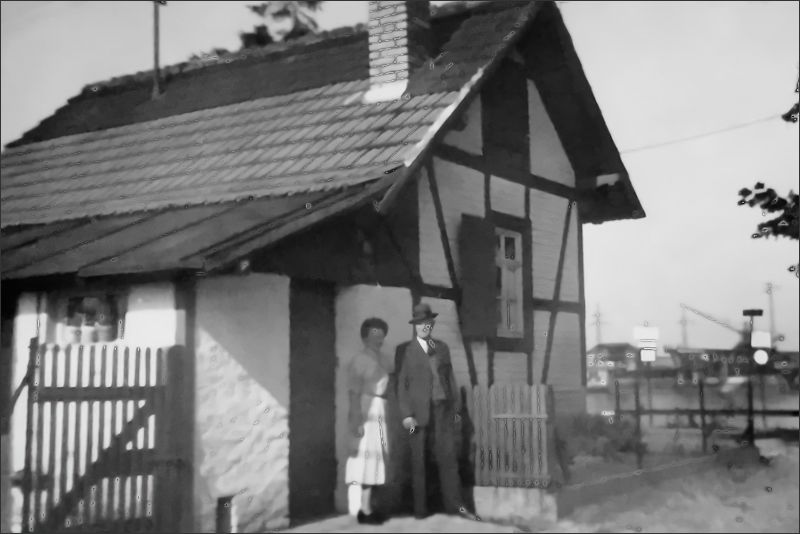 Rudolf Kraus mit Bekannter vor „seinem“ Fährhaus (Aufnahme aus dem Jahr 1957)