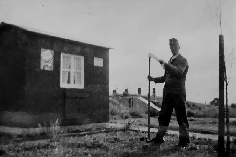 Chausseewart Rudolf Kraus neben seinem Wärterhäuschen bei der Einfahrt zur Binslache (Aufnahme aus dem Jahr 1954)