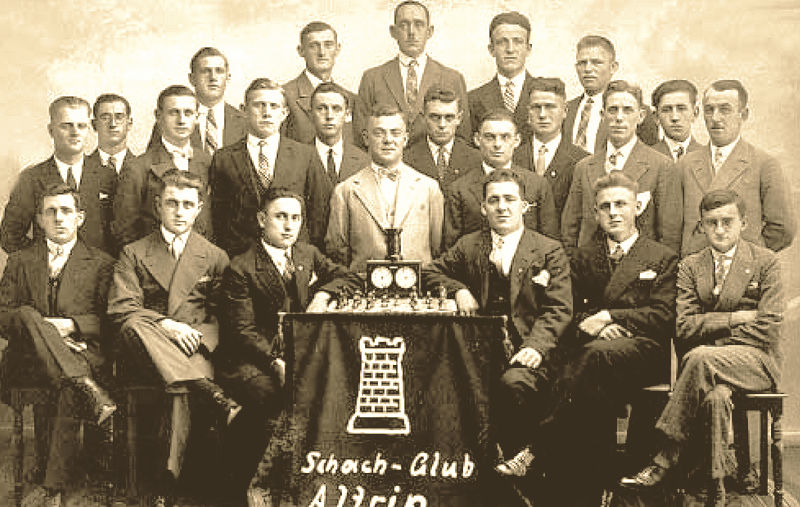 Vorne, dritter von rechts: Karl Marx, Gründungsmitglied und erster Vereinsmeister des 1926 gegründeten Schach-Club Altrip.