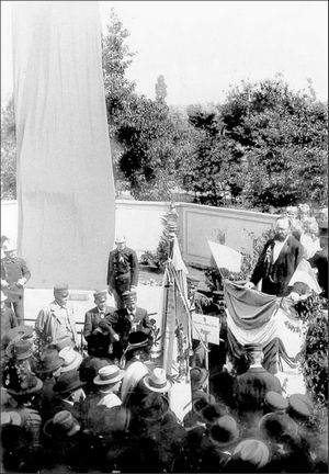 Die feierliche Enthüllung des Kriegerdenkmals in Altrip am 2. Juni 1901. Am Rednerpult der Komiteevorsitzende Ignatz Baumann. 