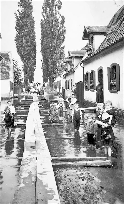 Hochwasser in der Altriper Rheinstraße (1910)