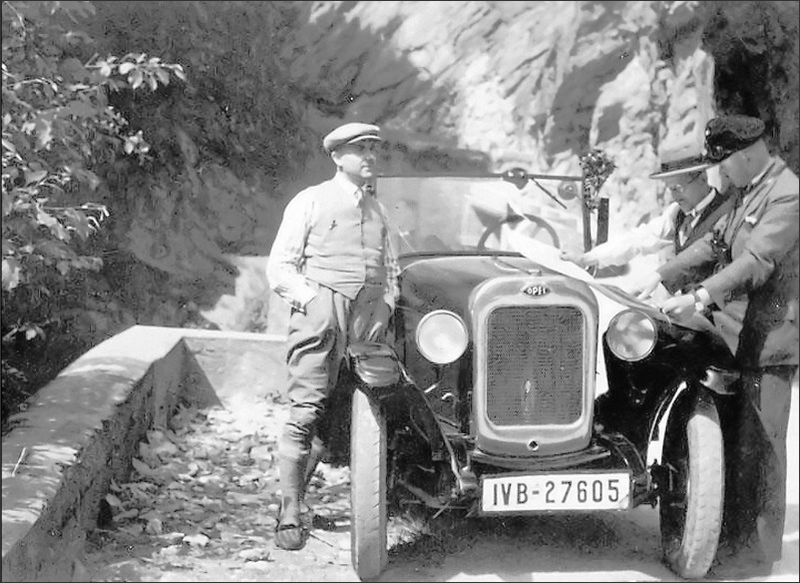 Zwei Altriper 1933 mit dem Auto am Klausenpass: Josef Nordhofen (links) und Friedrich Brunner (Mitte).