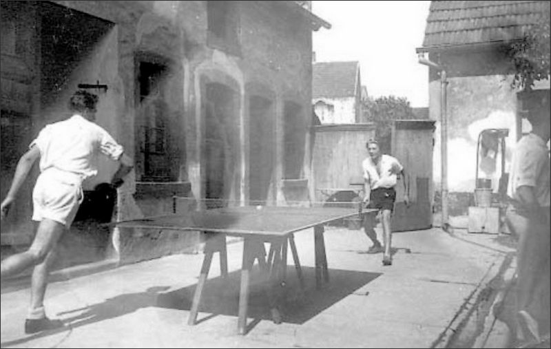 Tischtennis im Hinterhof der „Krone“ in Altrip.