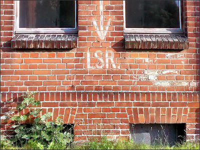 Hinweis "LSR" (Luftschutzraum) an einem Haus (Foto: commons.wikimedia.org)