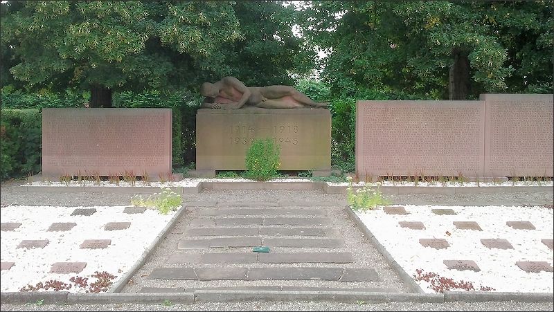 Ehrenmal auf dem Altriper Friedhof für die Gefallenen der beiden Weltkriege