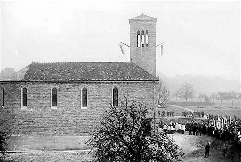 Die Katholische Kirche St. Peter und Paul in Altrip, am 10. Oktober 1931 eingeweiht und am 20. Dezember 1943 zerstört. Ihr Turm war 18 Meter hoch.