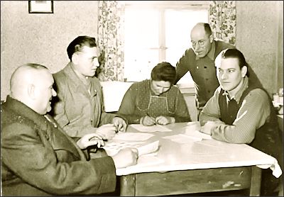Unterschriftensammlung, auch in der guten Stube (Foto: Bundesarchiv, Bild 183-23000-1055)