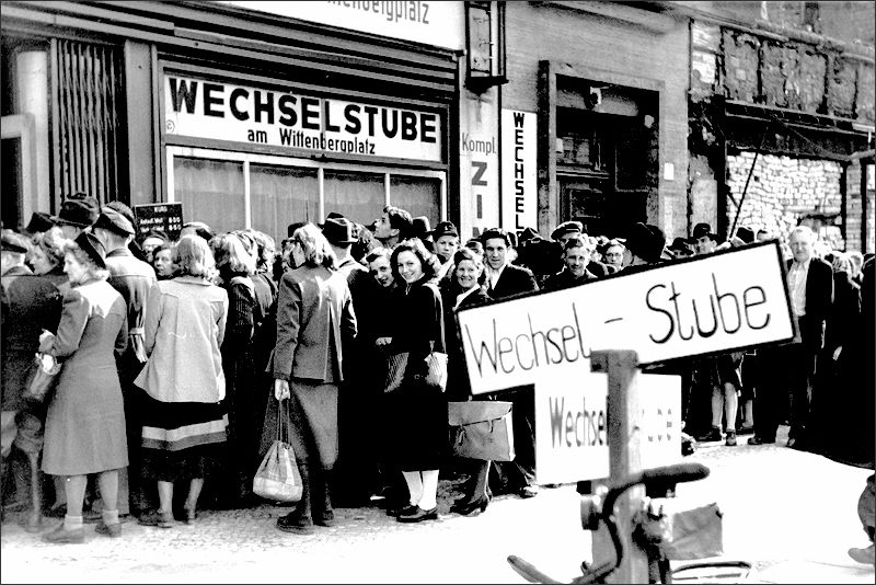 Währungsreform 1948: Menschenschlange vor einer Umtauschstelle am Wittenbergplatz in West-Berlin | Quelle/Foto: Bundesarchiv