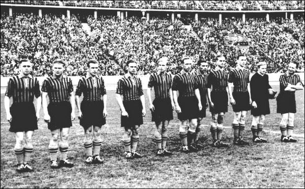Helmut Schneider (5. von rechts) vor dem Endspiel um den Tschammerpokal 1939 am 28.04.1940 im Olympia-Stadion Berlin (SV Waldhof - 1.FC Nürnberg 0:2) 